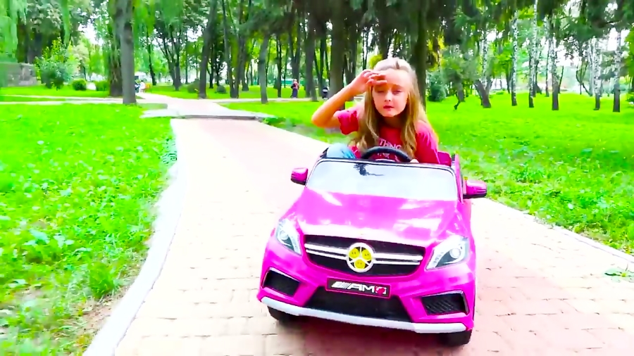 اسباب بازی ها و خانواده مهربان - ساشا ، فیلیپ ، مامان و میوه های غول پیکر